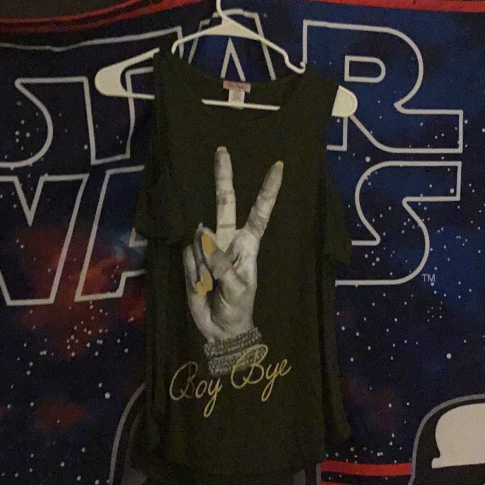 Cold shoulder tee
